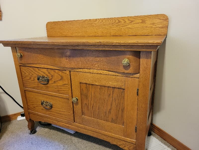 Read more: PAIR BEDROOM DRESSERS